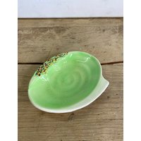 Vintage 1930Er Jahre Avon Ware Grün Mit Rot Und Gelb Floral Rand Pin Schale/Butter Schale. Crazed Ansonsten Guter Zustand Vintage 1930Er Jahre Avon Ware Grün Mit Rot Und Gelb Floral Rand Pin Schale/Butter Schale. Crazed Ansonsten Guter Zustand von SwiftMillVintage