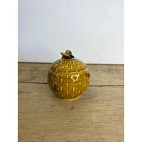 Vintage 1960Er Runde Konserve Honig Marmelade Korb Design Hummel Deckel Konserviert Topf Made in Japan Gutem Zustand Vintage 1960Er Runde Konserve Honig Marmelade Korb Design Hummel Deckel Konserviert Topf Made in Japan Gutem Zustand von SwiftMillVintage
