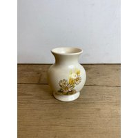 Vintage Aldridge Keramik Longton Creme Kleine Vase Mit Weißem Und Gelbem Blumendesign. in Gutem Zustand von SwiftMillVintage