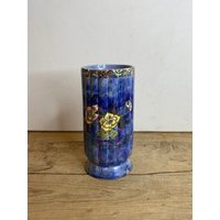 Vintage Arthur Wood Royal Bradwell Blue Lustre Tall Vase Mit Floralem Design. Guter Zustand - Ein Chip Zur Basis Siehe Foto Es von SwiftMillVintage