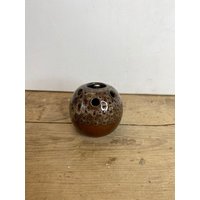 Vintage Braune Keramik Glasur Kernewek Pottery Cornwall, England - Kleine Runde Vase in Gutem Zustand Schönes Festes Stück von SwiftMillVintage