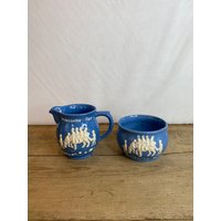 Vintage Dartmouth Devon Pottery Widdecombe Fair Blue & White Große Milchkännchen Und Zuckerdose in Gutem Zustand von SwiftMillVintage