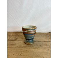 Vintage Edinbane Studio Keramik Blau Braun Weiß Kleine Goblet Vase Mit Band Design Guter Zustand von SwiftMillVintage