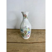 Vintage Große Aynsley Bud Vase Wild Tudor Muster. Mit Hübschen Blumen in Gutem Zustand von SwiftMillVintage