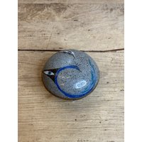 Vintage Handbemalte Sonia Lewis Grey Und Blue Peacock Design Trinket Pot. in Gutem Zustand von SwiftMillVintage