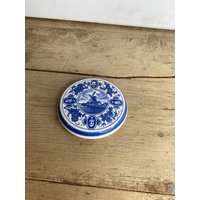 Vintage Hübsche Delft Souvenir Stroopwaffle Dose/Topf Weiß Und Blau Design Deckel in Gutem Zustand von SwiftMillVintage