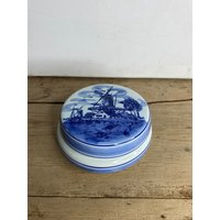 Vintage Hübscher Delft Souvenir Weiß Und Blau Rund Deckel Topf in Gutem Zustand von SwiftMillVintage