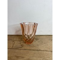 Vintage Kleine Art Deco Pink Pfirsich Vase Mit Ungewöhnlichem Gedrehtem Eckigem Design in Gutem Zustand von SwiftMillVintage