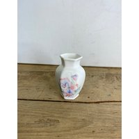 Vintage Kleine Aynsley Little Sweetheart Vase. Mit Hübschen Blumen in Gutem Zustand von SwiftMillVintage