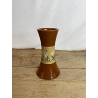 Vintage Lovatt Langley | Denby Große Taillierte Steinzeug Vase Mit Floral Strukturiertem Band in Gutem Zustand von SwiftMillVintage