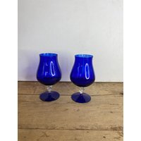 Vintage Paar Blaue Und Klare Glas Urne Style Mantelvase. Schönes Design Interessanter & Sammlerstück Stil. Guter Zustand von SwiftMillVintage