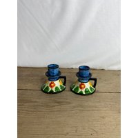 Vintage Paar Blaue Und Gelbe Marutomo Ware Made in Japan Kurze Kerzenständer Mit Blumenrand Eckigen Griffen. in Gutem Zustand von SwiftMillVintage