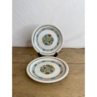 Vintage Paar Broadhurst Kathie Winkie Corfu Muster Weiß Blau Schwarz Orange Design 6, 5 Zoll Beistellteller in Gutem Zustand Vintage Paar Broadhurst Kathie Winkie Corfu Muster Weiß Blau Schwarz Orange Design 6, 5 Zoll Beistellteller in Gutem Zustand von SwiftMillVintage