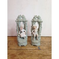 Vintage Paar Hübsche Zarte Bisque Renaissance Ornamente Junge Und Mädchen Auf Schaukeln Guter Zustand - Einer Repariert von SwiftMillVintage