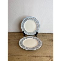 Vintage Paar J&g Meakin Athena Weiß Und Blau Muster 8 Zoll Salat/Dessert Teller in Gutem Zustand von SwiftMillVintage