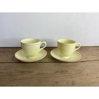 Vintage Paar Krone Staffordshire Teetassen Und Untertassen Gelb Mit Orange Streifen Detail Guter Zustand Schöne Sets von SwiftMillVintage
