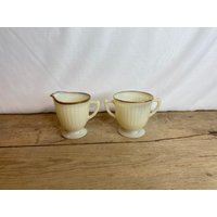 Vintage Paar Unbenannte Creme Vaseline Ridge Muster Milchkännchen Und Zuckerdose in Gutem Zustand von SwiftMillVintage