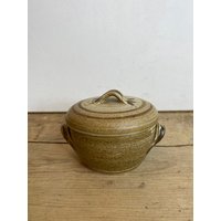 Vintage Pale Brown Bongate Studio Pottery Schottland Kleine Deckeltureen/Topf in Gutem Zustand von SwiftMillVintage