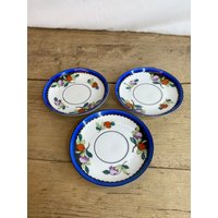 Vintage Phoenix China Czechoslovakia 3 Untertassen Weiß Mit Blauem Rand Und Obst Design in Gutem Zustand von SwiftMillVintage