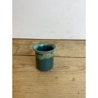 Vintage Pocklington York Pottery Kleine Blau Glasierte Kleine Becher/Vase Mit Tropfware Rand. in Gutem Zustand von SwiftMillVintage