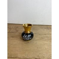 Vintage Prinknash Schwarz Und Gold Kleine Posy Vase Mit Weißem Blumen Design. Guter Zustand von SwiftMillVintage