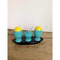 Vintage Salz Pfeffer Und Senf Set Auf Einer Untertasse - Getöntes Kunststoffglas 60Er Jahre Design Schwarz, Türkis Gelb Guter Zustand von SwiftMillVintage