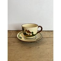 Vintage Sammler Devon Ware Tasse & Untertasse "An Ill Wind Blows That Do Not Some Good" Mit Landschaftsdesign in Gutem Zustand von SwiftMillVintage