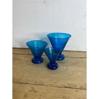 Vintage Set Von 3 Blauen Glas Kegelförmigen Vase. Wunderschönes Bubble Design Interessantes & Sammelbares Design. Guter Zustand von SwiftMillVintage