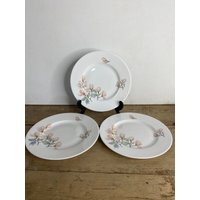 Vintage Set Von 3 Ridgways/Royal Adderley - Ophelia Salat Dessert Teller Weiß Mit Grau Und Pwach Blumenmuster in Gutem Zustand von SwiftMillVintage