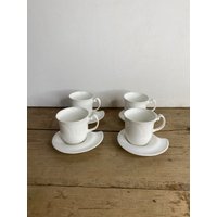 Vintage Set Von 3 Stilvolle Schlichte Weiße Unbenannte Kleine Teetassen Und Untertasse - Welliges Design Guten Zustand von SwiftMillVintage