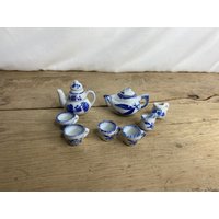 Vintage Set Von Kleinen/Winzigen Weißen Und Blauen Puppenhaus Display Teekanne, Kaffeekanne, 4 Tassen, Milch, Zucker. in Gutem Zustand von SwiftMillVintage