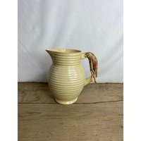 Vintage Shorter & Sons Potteryart Deco Beige Ridged Wasserkrug/Krug Mit Ungewöhnlichem Vogel Griff Guter Zustand von SwiftMillVintage