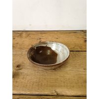 Vintage Stilvolle Weiß Braun Studio Keramik Salz Glasierte Schale/Schüssel in Gutem Zustand. Sehr Schönes Objekt von SwiftMillVintage