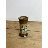 Vintage Studio Keramik Steinzeug Kleine Knospen Vase Hübsches Blumen Design. Signiert Von Unreadable in Gutem Zustand von SwiftMillVintage