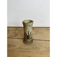 Vintage Studio Keramik Steinzeug Kleine Knospen Vase Hübsches Design. Signiert Von Unreadable in Gutem Zustand von SwiftMillVintage
