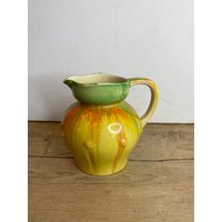 Vintage Tudor Art Deco Meliert Hellgrün, Orange Und Gelb Rund Krug Dripware Design in Gutem Zustand von SwiftMillVintage
