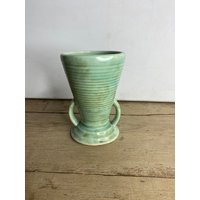 Vintage Unbenannte Art Deco Gefleckt Blass Grün Ridged Hohen Kegel Geformt Vase Mit Twin Griffe in Gutem Zustand von SwiftMillVintage
