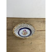 Vintage Unbenannte | Foreign Porzellan Weiß Und Blau Floral Mit Goldenen Details Oval Retikulierte Schale/Schale. in Gutem Zustand von SwiftMillVintage