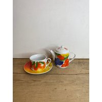 Vintage Unbenannte Helle Früchte Kleine Teekanne Und Tasse Untertasse, Tee Für Einen in Tollem Zustand von SwiftMillVintage