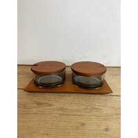 Vintage Unbenannte Mid Century Retro Paar Konserventöpfe Auf Einer Teak Platte, Rauchglas Töpfe Mit Deckel. Sehr Stylisch in Gutem Zustand von SwiftMillVintage