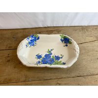 Vintage Unbenannte Sahne Keramik Gemüse/Servierschale Mit Handbemalten Blauen Blumen in Gutem Zustand von SwiftMillVintage