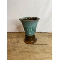 Vintage Unbenannte Trompetenvase Steinzeug Studio Keramik Vase. Grünes Und Braunes Dripware Design in Gutem Zustand von SwiftMillVintage