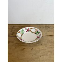 Vintage Unbenannte Weiße Schale Mit Geprägt Rosa Und Grün Blumenmuster 1960 Getreide/Dessert Guten Zustand von SwiftMillVintage