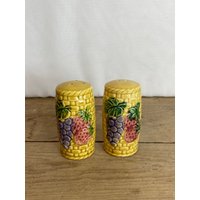 Vintage Unbenannter Gelber Korb Design Condiment Set. Wunderschönes Retro Großes Salz & Pfeffer Beeren Und Trauben Design. Guter Zustand Vintage Unbenannter Gelber Korb Design Condiment Set. Wunderschönes Retro Großes Salz & Pfeffer Beeren Und Trauben Design. Guter Zustand von SwiftMillVintage
