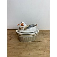 Vintage Unbenannter Kleiner Glasierter Vogel Auf Einer Korbtureen/Pate Terrine Schale. Toller Kitchenalia Artikel. Guter Zustand von SwiftMillVintage