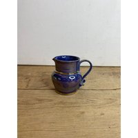 Vintage Unbenannter Royal Blau Und Goldrand Detail Milchkrug Mit Gelockten Griff Guter Zustand von SwiftMillVintage