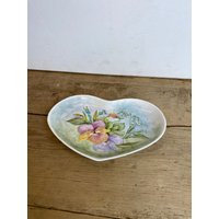 Vintage Unbenanntes Handbemaltes Herz Förmiges Trinket Tablett Hübsches Florales Design. in Gutem Zustand von SwiftMillVintage