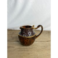 Vintage Unnamed Pottery Chunky Braun Gemusterte Glasierte Kanne Mit Golddetail. in Gutem Zustand von SwiftMillVintage