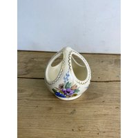 Vintage Unnamed Pottery Longton Cream Pot Pourri Vase Mit Handbemalten Hellen Blumen Design Signiert E Helm. in Gutem Zustand von SwiftMillVintage