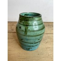 Vintage Unsignierte Studio Art Dekorative Blassblaue, Grüne Und Braune Steinzeug Kleine Vase in Gutem Zustand von SwiftMillVintage